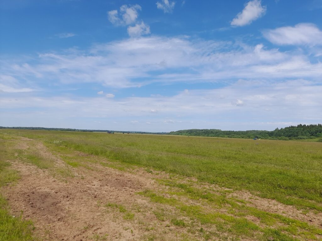 У реки Лекмы