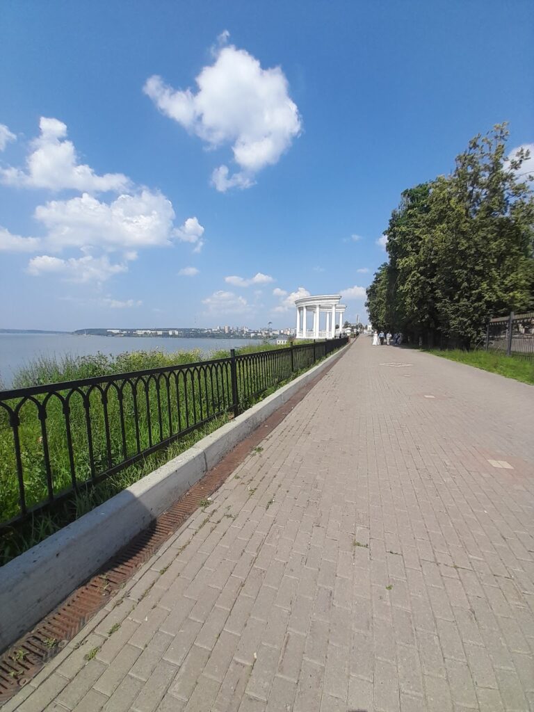 Вид на пруд