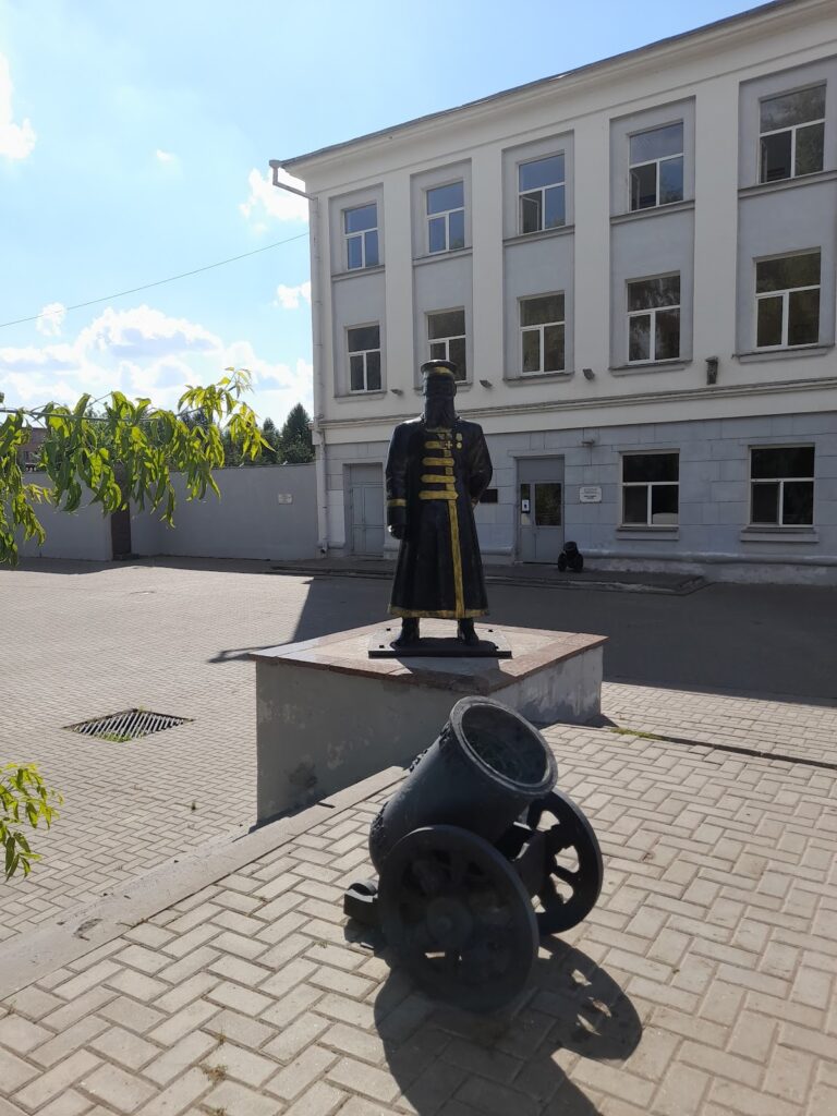  Памятник кафтанщикам