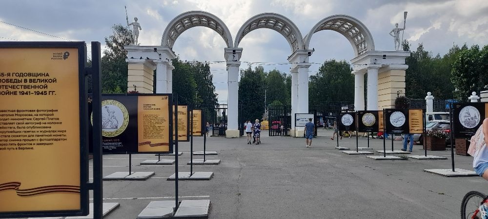 Динополис - парк динозавров в парке культуры и отдыха имени С.М.Кирова Фаина Соколова Нет комментариев 1690 просмотров Обновлено: 8 ноября 2023 г. Парк культуры и отдыха имени С. М. Кирова - памятник истории и садово-паркового искусства города Ижевска. Парк им. С.М. Кирова один из любимых парков ижевчан. Уникальное достоинство парка – готовность принять события на свежем воздухе практически любого формата, вплоть до медитации; ее особенность – желание заглянуть сюда без повода в любой день круглый год и провести время на спортивной или детской площадке, а затем перекусить в зоне фудкорта или в кафе “Теремок”, “Ель”, “Робинзон”. Хвойный и смешанный лес, чистый воздух, тишина и чистота – все в парке способствует активному времяпровождению независимо от времени года. Площадь парка - 854 000 кв.м., 6000 посетителей в сутки, 54 события в год. Режим работы парка: ежедневно с 10:00 до 22:00. Работают кассы на аттракционы: цена - 170 рублей. В дом Великана и Дом наоборот - 250 рублей. Добраться до парка можно следующими видами транспорта: Остановка трамвая «Парк имени Кирова», маршруты 1, 4, 7, 10. Остановка автобуса «Сельхозакадемия», маршруты 36, 79. Остановка троллейбуса «Сельхозакадемия», маршруты 6, 9. История парка культуры и отдыха Создание парка отдыха являлось инициативой рабочих «Ижстальзавода». Обком ВКП(б) поддержал эту инициативу и помог организацией комитета по содействию строительства парка. Предварительно было отведено 100 гектаров за Колтомой. До революции часть городка Металлургов, расположенная ближе к пруду, носила красивое имя Колтома. Название «Колтома» можно найти на старых дореволюционных картах города. Старожилы вспоминают, что когда-то здесь была всего пара улиц, а севернее начинался глухой лес. Колтома считалась одним из самых беспокойных и «хулиганских» районов Ижевска. Проект парка создавали архитекторы Е. П. Беневоленский и главный архитектор московского треста «Госзеленстрой» А. С. Коробов. В сентябре 1933 года закипело строительство. Уже к весне 1934 года в парке появились клумбы, торговые павильоны, беседки, скамейки и танцевальные площадки. Официальное открытие парка состоялось 6(8) августа 1934 года при стечении большого числа жителей города. В декабре 1934 года, сразу после убийства видного политического деятеля Сергея Мироновича Кирова, парк назвали его именем, а еще через пару лет Вятский переулок стал улицей Кирова. Сергей Миронович Киров (фамилия при рождении - Костриков, родился 15 (27) марта 1886 года, Уржум, Вятская губерния — убит 1 декабря 1934 года (Ленинград)) —русский революционер, советский государственный и политический деятель. По другим сведениям: 15 июня 1936 г. парк получил имя С. М. Кирова, поэтому ведущая к нему Трактовая улица (бывшая Вятская), на которой уже полным ходом шло строительство трамвайной линии, ровно через месяц будет тоже переименована, став улицей Кирова. Устанавливается первый памятник Кирову, 1937 год. На обширной поляне неподалеку от пруда был возведен Зеленый театр, который долгое время являлся одной из самых больших сценических площадок в Ижевске. Рядом с театром построили двухэтажный летний ресторан с открытыми верандами для отдыха. Капитальный Зелёный театр строился неподалёку от радиостанции с ноября 1938 по май 1939 г. из дерева на кирпичном фундаменте, с открытым партером на три тысячи мест. Снесут театр в 1972 г. Туда приезжали артисты и музыканты, выступали бесплатно. 24 июля 1935 г. в парке открылась первая в УАССР парашютная вышка (около 50м). Там же был памятник И.В.Сталину. В 1937 году в Парке имени Кирова был оборудован открытый стадион. Он стал первым в Удмуртии стадионом, рассчитанным на 10 тысяч человек. Именно здесь проходили матчи со сборными других республик, областей и городов. 1938 год. Открылся библиотечный павильон в парке имени Кирова с вывеской “Библиотека-читальня”. В годы Великой Отечественной войны территория парка использовалась для формирования воинских частей, отправляющихся на фронт. В 1975 году в парке был установлен обелиск «Карающий меч» в год празднования 30-летия победы в войне в честь 313 стрелковой Петрозаводской дивизии, которая была сформирована в 1941 году в Ижевске на территории парка. Установлен в конце центральной аллеи. В 1947 году была создана инициативная группа по восстановлению парка культуры и отдыха, которую возглавил секретарь горкома КПСС Г. Соколов. К работам на шефских началах были привлечены все крупные предприятия города. Проектирование нового архитектурного ансамбля ПКиО вели ведущие архитекторы «Удмуртгражданпроекта» Е.П.Беневоленский, В.И.Антощук, В.С.Масевич. Основные планировочные идеи А.С.Коробова были сохранены и органично развиты. В 1948 году парк открылся вновь. Металлургический завод изготовил качели, карусель, смонтировал водопроводную сеть, мотозавод восстановил "Зелёный театр", механический завод - детский городок, машиностроительный завод - центральные ворота, ограду и танцплощадку. Ажурная арка, венчающая входную группу, появилась только в 1948 году. Спортивно-оздоровительный комплекс "Купол" был построен в 2001 году. Основным инвестором строительства сооружения выступило одноименное оборонное предприятие. Первоначально предполагалось, что комплекс станет местом проведения исключительно заводских соревнований. Но через несколько лет стадион передали в пользование футбольной команде "Ижевск", выступавшей во Втором дивизионе. Спустя время на "Куполе" стал принимать своих соперников и "СОЮЗ-Газпром" (ныне – "Зенит"). Многие любители футбола отмечают уютность и комфортность арены. И с радостью приходят на неё переживать за любимые команды. 3 июня 2018 к чемпионату мира по футболу в ижевском парке им. Кирова состоялось торжественное открытие фан-зоны. После окончания чемпионата здесь стали проводить городские мероприятия. Благодаря встраиванию фан-зоны с большой сценой и мультимедийным оборудованием в природную территорию, парк можно назвать спортивно-культурным кластером. Воспоминания моего детства связаны с этим парком, я помню этот Зеленый театр совсем не таким как на старых фото. Сцена была не так застроена, была я еще маленькой и сидели на одном из концертов, где я просто впитывала, что мне преподносили артисты, был какой-то концерт и так не хотелось уходить, но начался дождь и родители сказали идем. Еще чуть выше была открытая эстрада с небольшим количеством простых скамеек , где каждое воскресенье проводились бесплатные спектакли театра кукол, куда приводили меня и моих сестер родители. Незабываемое время, мое детство, мое восприятие мира! Будучи уже взрослой, помню и День здоровья концерна Калашников на стадионе “Купол” с эстафетой заводских цеховых команд, с полевой кашей, чаем и мороженым. И один из дней оружейника на территории фан-зоны с концертом группы “Волга-волга”. Было вообще круто, море впечатлений, просто зажигали. Были подарки для работников, мастер-классы, тир, ну и танцы. Фото и видео с этих мероприятий не сохранились. Удивительный мир динозавров. Динополис Очередной подарок от парка имени Кирова - это Динополис - парк динозавров, открылся 22 июля 2023 года. Советую - сходите не пожалеете потраченных денег. При парке есть парковка. Территория Динополиса расположена между парком Кирова и зоопарком города Ижевска. Динополис — первый в Удмуртской Республике парк динозавров, где вас ждет шоу с героями парка, зона археологических раскопок и детская площадка, машинки и качели в форме динозавров ( цена -100 рублей), аудиогид, аквагрим, дино-тату, фотозоны, дино магазин с игрушками, книжками, раскрасками и одеждой с динозаврами, проведение тематических мастер классов и многое другое. Полтора километра пешеходных дорожек, проложенных сквозь лес, зоны для мастер-классов, сцена для регулярных представлений. Одновременно в парке смогут отдыхать полторы тысячи посетителей, а в год здесь смогут принять до 290 тысяч гостей из Удмуртии и других регионов. «Динополис» обещает стать одним из туристических магнитов Ижевска. В Динополисе на площади 2,5 га представлены около 70 фигур динозавров: тираннозавр, птеродактиль, мегалозавр, диплодок, стиракозавр и многие-многие другие. Все они выполнены максимально реалистично и многие даже в полный размер: двигаются, раскрывают пасти, внимательно смотрят на посетителей, моргают, поворачивают шеи, шевелят хвостами, рычат и издают другие звуки. Эффект живых существ поразительный! Мне очень понравилось, по возможности свожу сюда внуков, младшему понравиться на детской площадке и в раскопках поучаствует с удовольствием. Работы по парку динозавров еще ведутся, благоустраивается территория, пока еще не открыты кафе быстрого питания. Думаю и динозавры не все еще установлены. Когда я посетила 27.07.2023 года перекусить было негде, сейчас есть киоски с пиццей и хот-догами. В этом году посетители смогут перекусить в зоне стрит-фуда, а на следующий год здесь появится дино-кафе. Каждый день парк работает с 10:00 до 21:00 (касса завершает продажу билетов за час до закрытия парка в 20.00) Каждый день в парке динозавров проходят БЕСПЛАТНЫЕ экскурсии, на которых можно узнать много нового о наших древних друзьях! Сбор каждый час у входа: • в будни - 14:00-18:00 • в выходные - 10:00-17:00 Каждую субботу и воскресенье в «Динополисе» вас ждет программа мероприятий: 11:00-14:00/15:00-18:00 •Встреча гостей с малышами- динозавриками •Квесты с палеонтологами (каждые полчаса сбор у входа) •Мультимедийная программа с героями на сцене парка •Дискотека с динозаврами- аниматрониками Парк будет работать круглый год: деревянные пешеходные дорожки и площадки, на которых установлены фигуры динозавров, будут очищать от снега. Сходите и лучше семьей, много интересного для детишек с аттракционами и мероприятиями.
